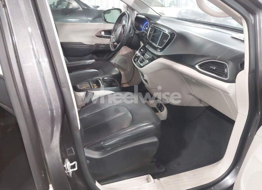 Photo 5 of 2018 Chrysler Pacifica TOURING L (VIN 2C4RC1BG1JR322717)