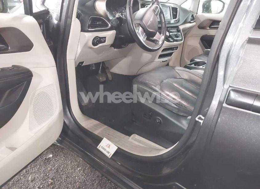 Photo 6 of 2018 Chrysler Pacifica TOURING L (VIN 2C4RC1BG1JR322717)