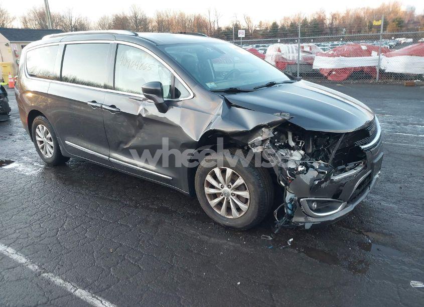2019 Chrysler Pacifica TOURING L (VIN 2C4RC1BG1KR548189) main photo