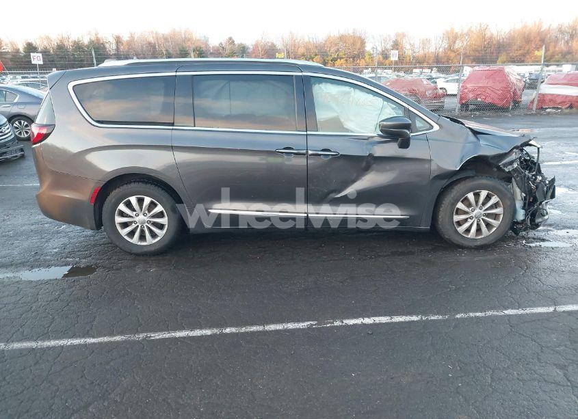 Photo 13 of 2019 Chrysler Pacifica TOURING L (VIN 2C4RC1BG1KR548189)