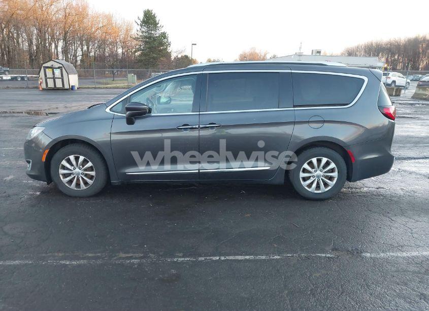 Photo 14 of 2019 Chrysler Pacifica TOURING L (VIN 2C4RC1BG1KR548189)