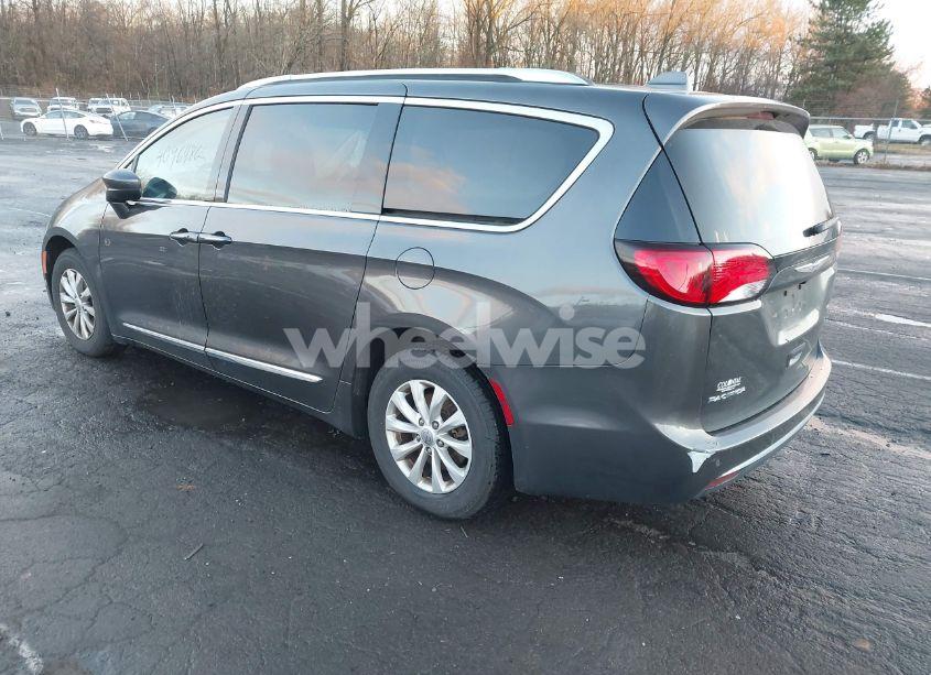 Photo 3 of 2019 Chrysler Pacifica TOURING L (VIN 2C4RC1BG1KR548189)