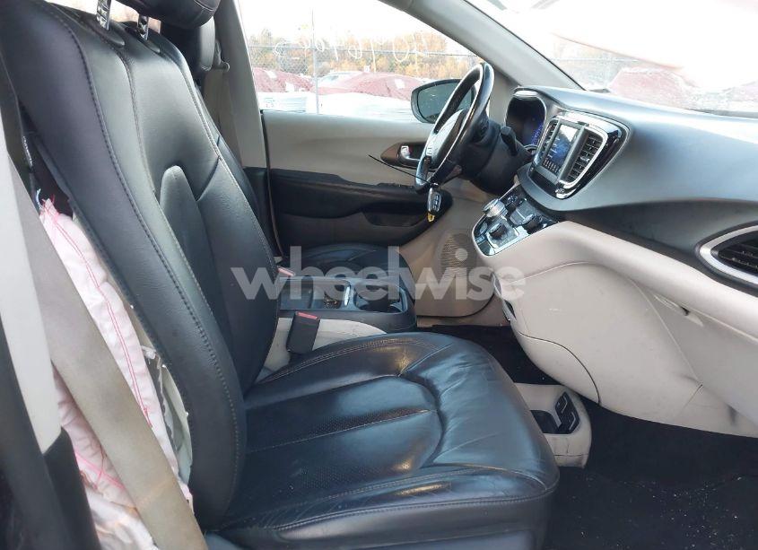 Photo 5 of 2019 Chrysler Pacifica TOURING L (VIN 2C4RC1BG1KR548189)