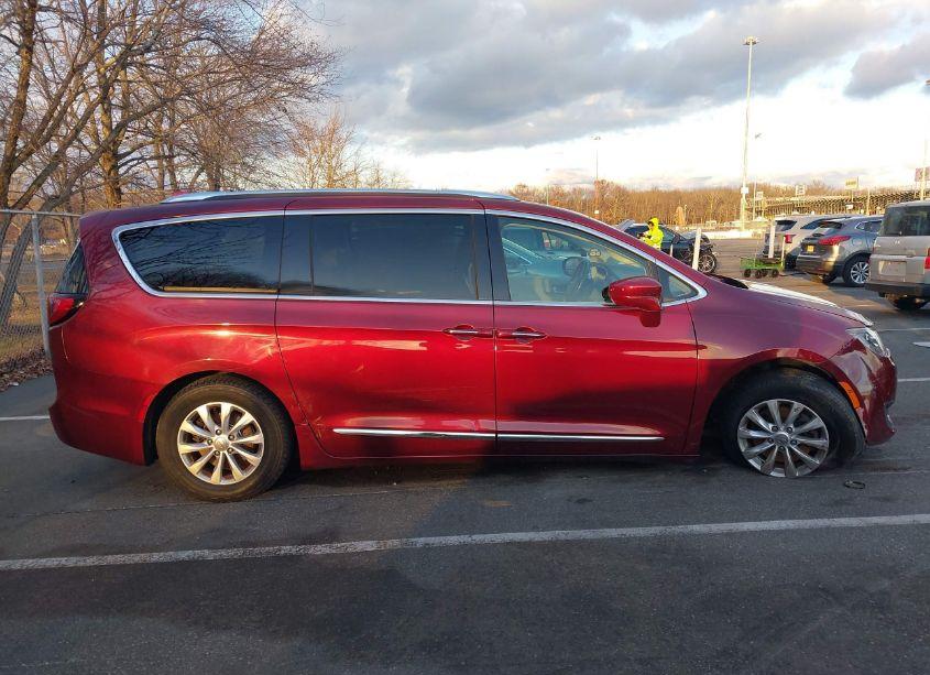 Photo 13 of 2019 Chrysler Pacifica TOURING L (VIN 2C4RC1BG1KR561184)