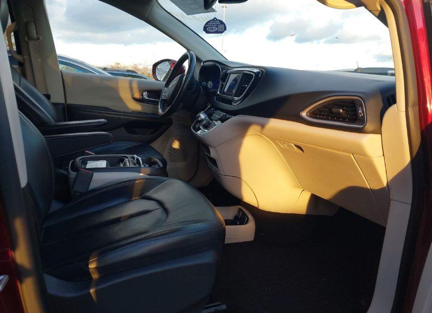 Photo 5 of 2019 Chrysler Pacifica TOURING L (VIN 2C4RC1BG1KR561184)