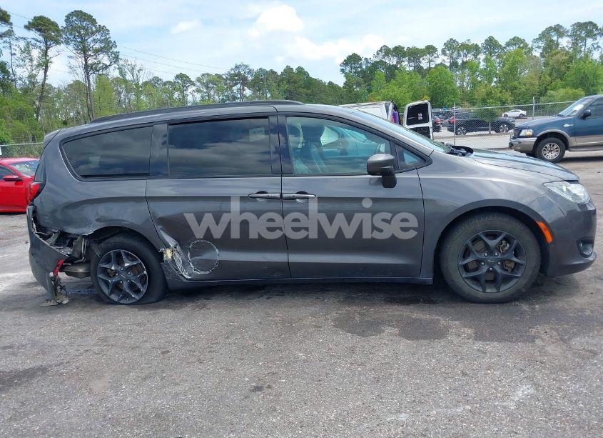 Photo 13 of 2019 Chrysler Pacifica TOURING L (VIN 2C4RC1BG1KR710726)