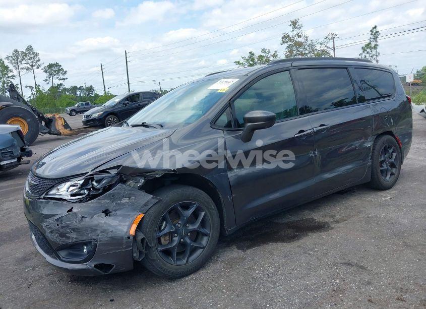 Photo 2 of 2019 Chrysler Pacifica TOURING L (VIN 2C4RC1BG1KR710726)