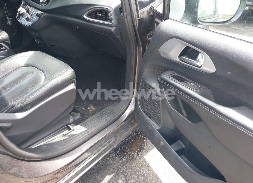 Photo 5 of 2019 Chrysler Pacifica TOURING L (VIN 2C4RC1BG1KR710726)