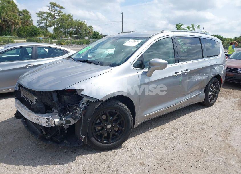Photo 2 of 2020 Chrysler Pacifica TOURING L (VIN 2C4RC1BG1LR268936)