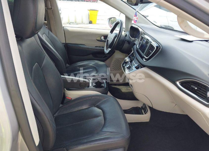 Photo 5 of 2020 Chrysler Pacifica TOURING L (VIN 2C4RC1BG1LR268936)