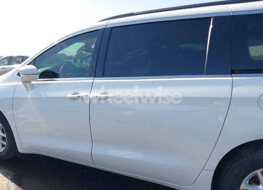 Photo 14 of 2022 Chrysler Pacifica TOURING L (VIN 2C4RC1BG1NR155457)