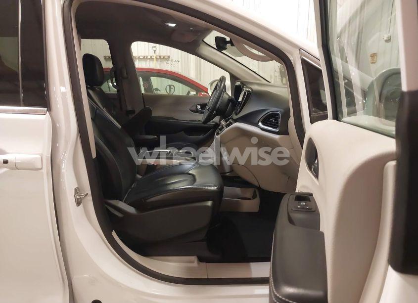 Photo 5 of 2022 Chrysler Pacifica TOURING L (VIN 2C4RC1BG1NR176776)