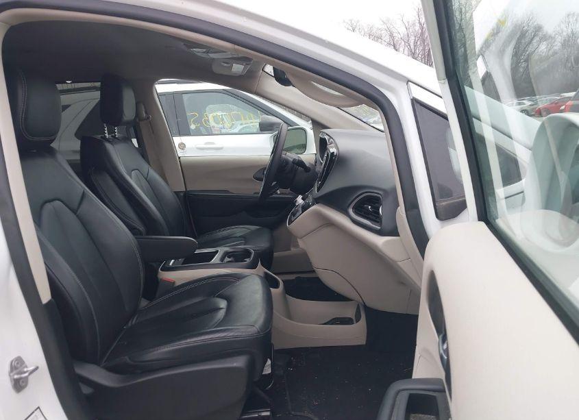 Photo 5 of 2022 Chrysler Pacifica TOURING L (VIN 2C4RC1BG1NR190452)