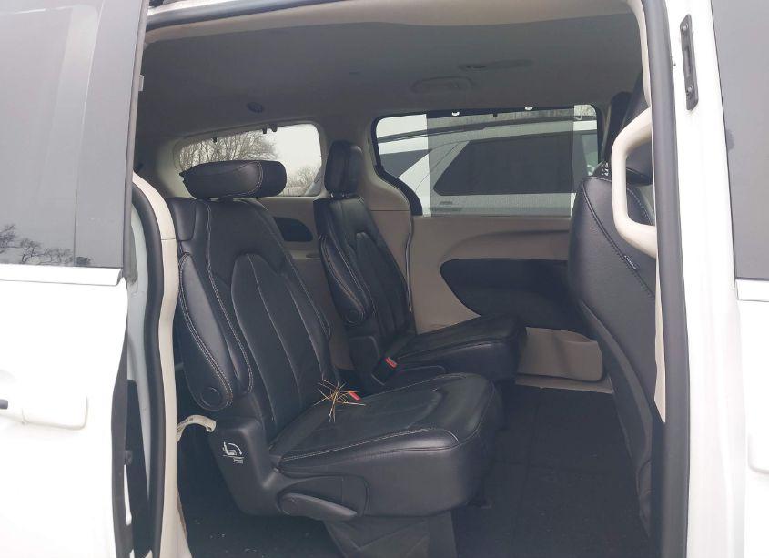 Photo 8 of 2022 Chrysler Pacifica TOURING L (VIN 2C4RC1BG1NR190452)