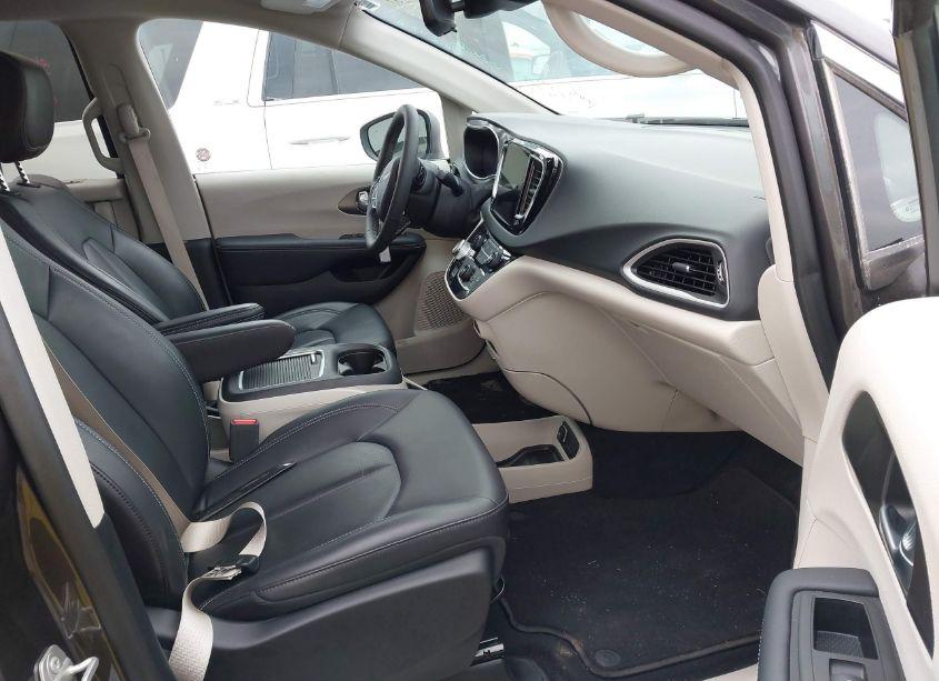 Photo 5 of 2023 Chrysler Pacifica TOURING L (VIN 2C4RC1BG1PR601058)