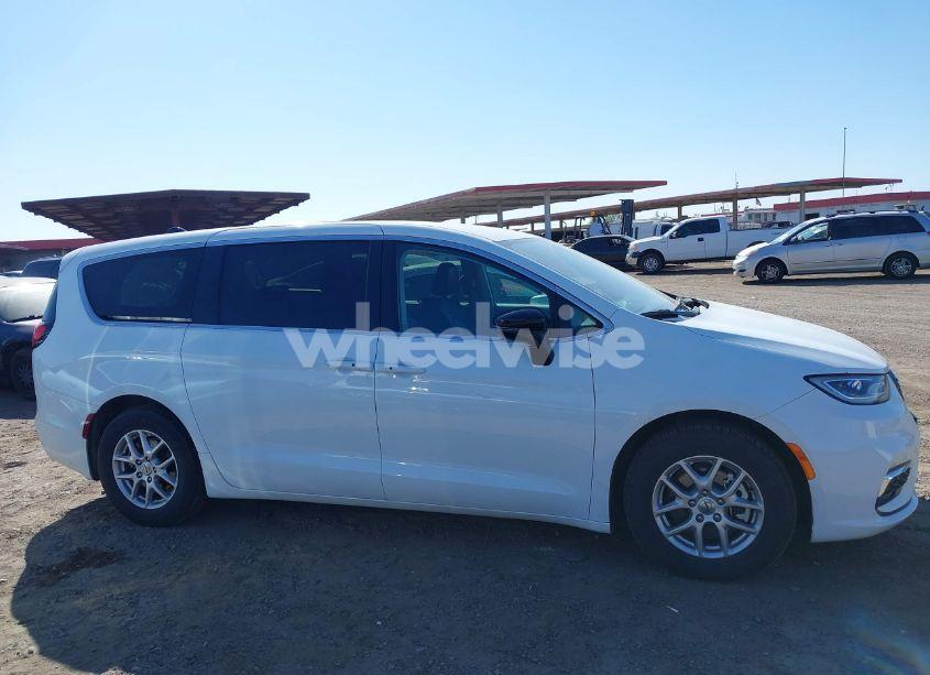 Photo 13 of 2024 Chrysler Pacifica TOURING L (VIN 2C4RC1BG1RR125557)