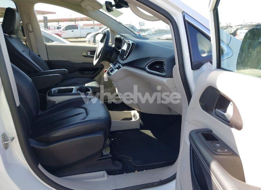 Photo 5 of 2024 Chrysler Pacifica TOURING L (VIN 2C4RC1BG1RR125557)