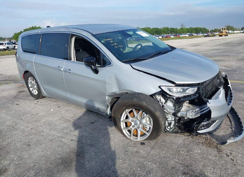 2024 Chrysler Pacifica TOURING L (VIN 2C4RC1BG1RR162415) main photo