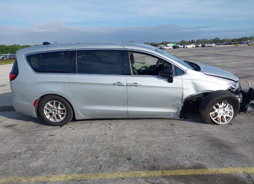 Photo 13 of 2024 Chrysler Pacifica TOURING L (VIN 2C4RC1BG1RR162415)