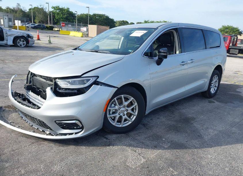 Photo 2 of 2024 Chrysler Pacifica TOURING L (VIN 2C4RC1BG1RR162415)