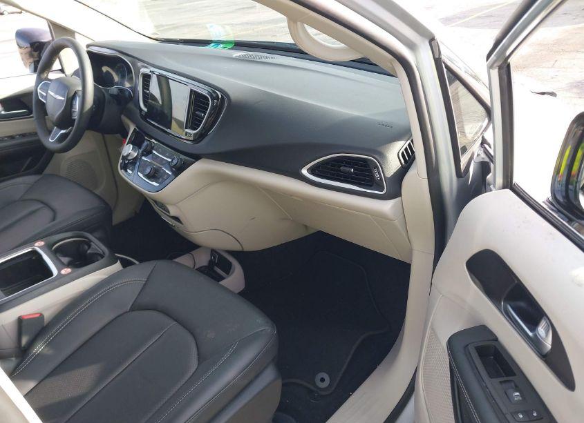 Photo 5 of 2024 Chrysler Pacifica TOURING L (VIN 2C4RC1BG1RR162415)