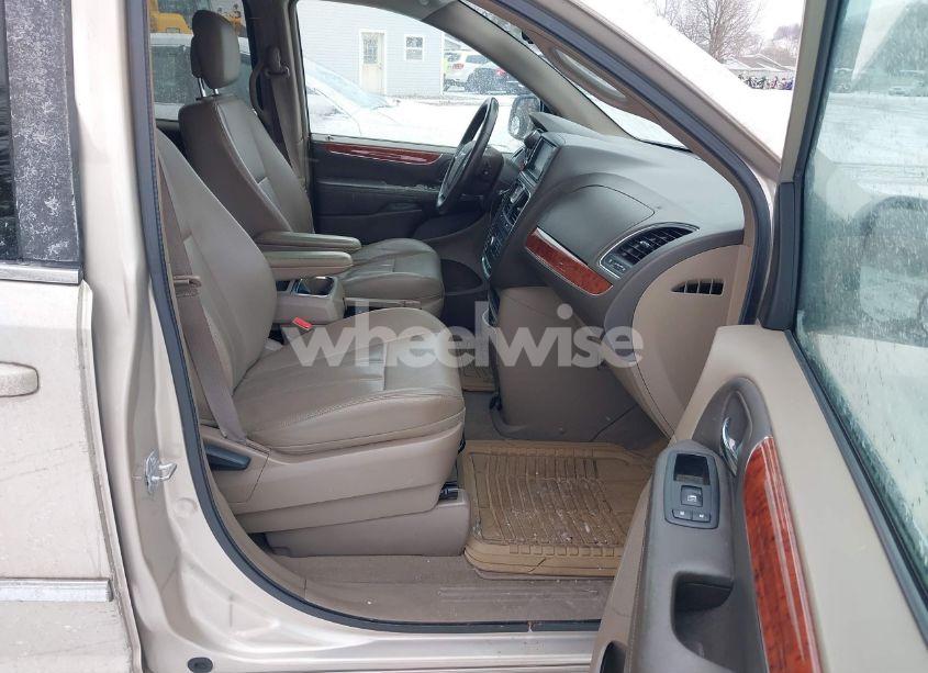 Photo 5 of 2014 Chrysler Town & COUNTRY TOURING (VIN 2C4RC1BG2ER207100)