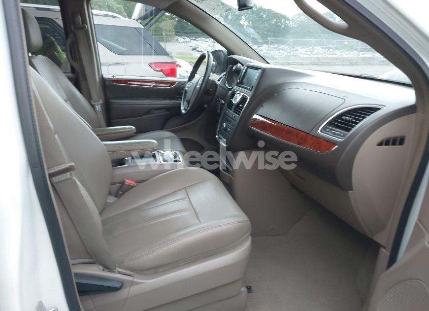 Photo 5 of 2015 Chrysler Town & COUNTRY TOURING (VIN 2C4RC1BG2FR609121)