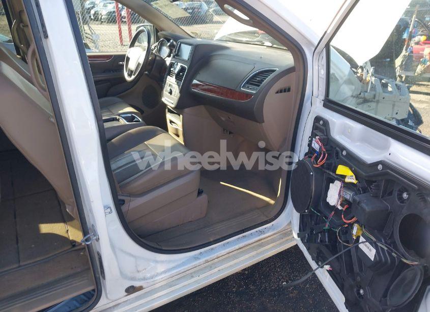 Photo 5 of 2015 Chrysler Town & COUNTRY TOURING (VIN 2C4RC1BG2FR619874)