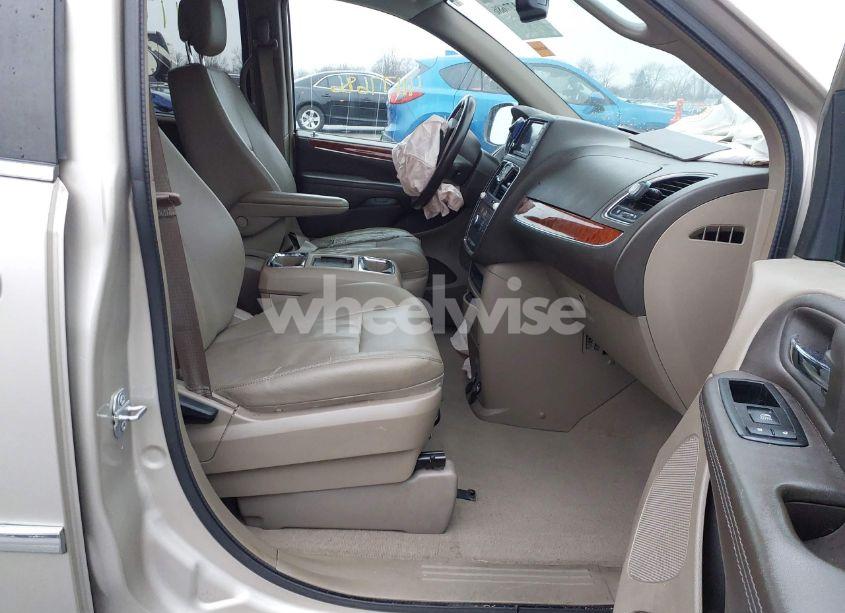 Photo 5 of 2015 Chrysler Town & COUNTRY TOURING (VIN 2C4RC1BG2FR699077)
