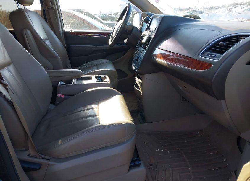 Photo 5 of 2016 Chrysler Town & COUNTRY TOURING (VIN 2C4RC1BG2GR105217)