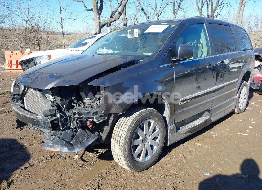 Photo 6 of 2016 Chrysler Town & COUNTRY TOURING (VIN 2C4RC1BG2GR175817)