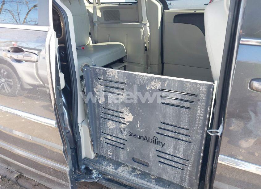 Photo 8 of 2016 Chrysler Town & COUNTRY TOURING (VIN 2C4RC1BG2GR175817)