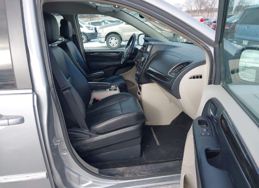 Photo 5 of 2016 Chrysler Town & COUNTRY TOURING (VIN 2C4RC1BG2GR245185)