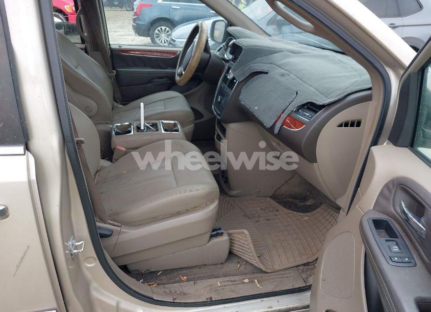 Photo 5 of 2016 Chrysler Town & COUNTRY TOURING (VIN 2C4RC1BG2GR254906)