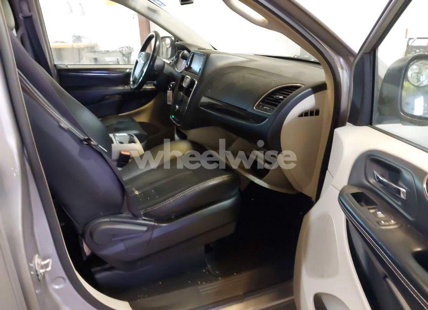 Photo 5 of 2016 Chrysler Town & COUNTRY TOURING (VIN 2C4RC1BG2GR280227)