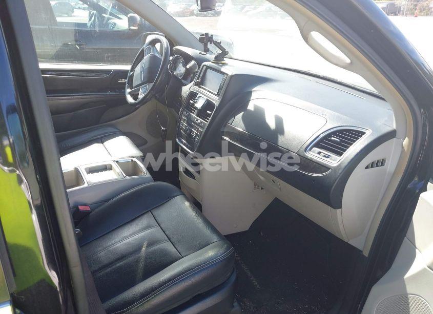 Photo 5 of 2016 Chrysler Town & COUNTRY TOURING (VIN 2C4RC1BG2GR281927)