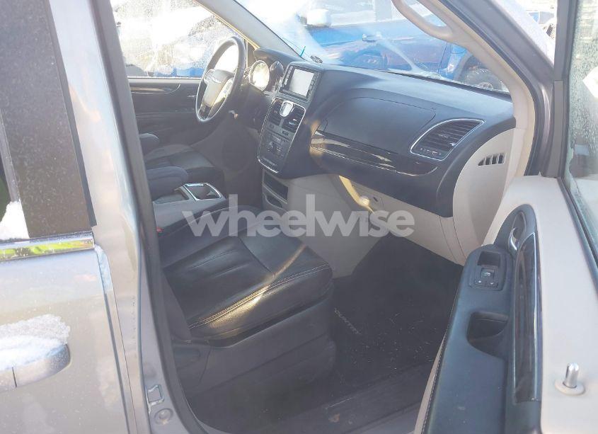 Photo 5 of 2016 Chrysler Town & COUNTRY TOURING (VIN 2C4RC1BG2GR301674)