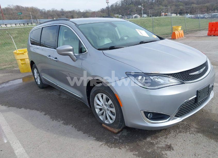 2017 Chrysler Pacifica TOURING-L (VIN 2C4RC1BG2HR503660) main photo