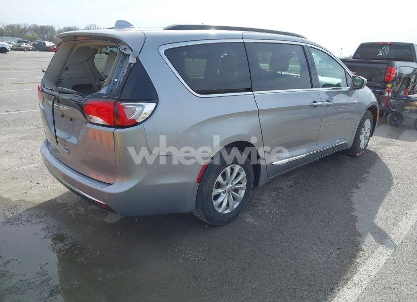 Photo 4 of 2017 Chrysler Pacifica TOURING-L (VIN 2C4RC1BG2HR503660)