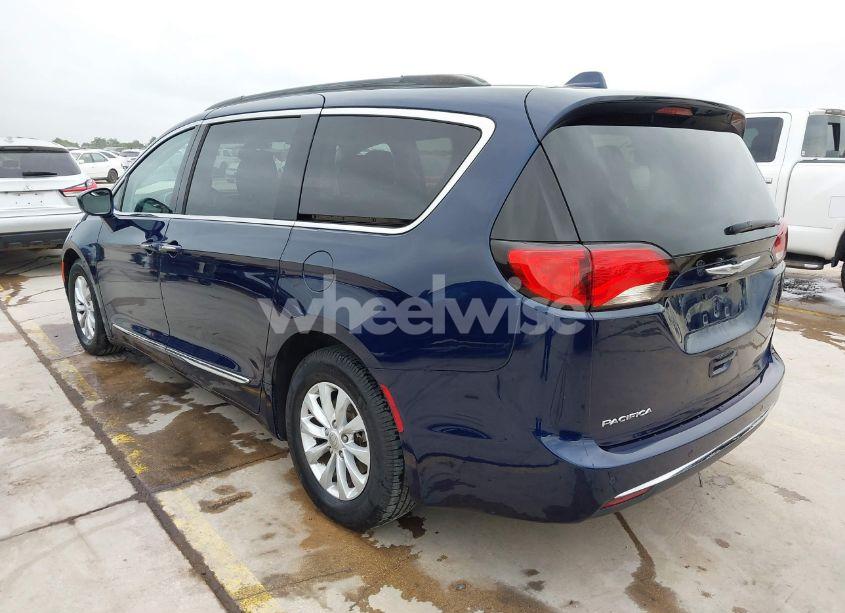 Photo 3 of 2017 Chrysler Pacifica TOURING L (VIN 2C4RC1BG2HR526422)