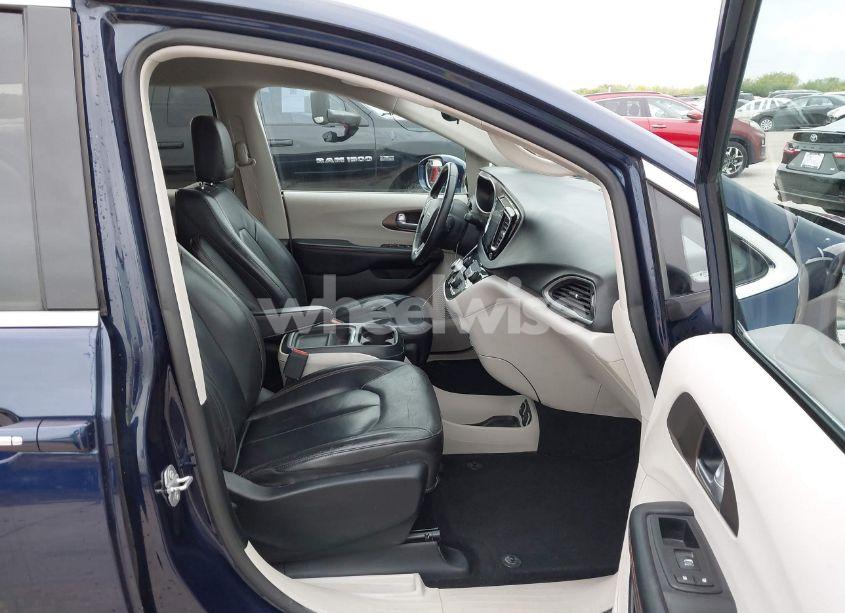 Photo 5 of 2017 Chrysler Pacifica TOURING L (VIN 2C4RC1BG2HR526422)