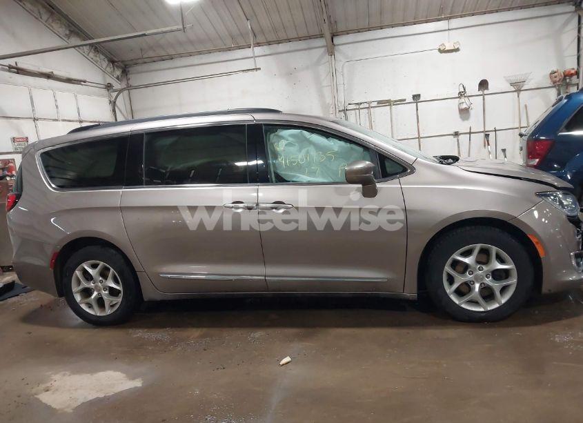 Photo 13 of 2017 Chrysler Pacifica TOURING-L (VIN 2C4RC1BG2HR593473)