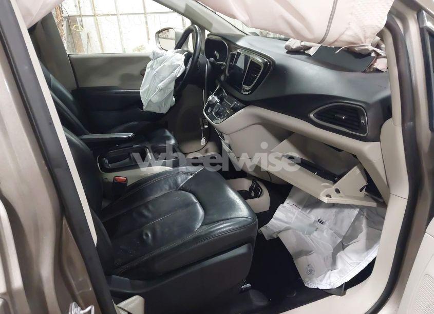 Photo 5 of 2017 Chrysler Pacifica TOURING-L (VIN 2C4RC1BG2HR593473)