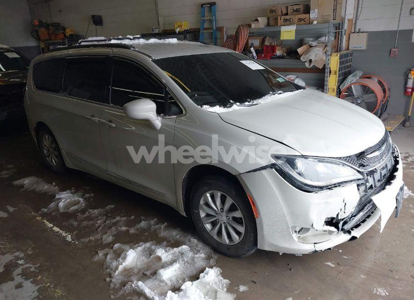 2017 Chrysler Pacifica TOURING-L (VIN 2C4RC1BG2HR613690) main photo