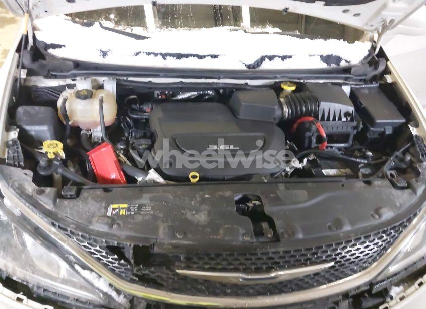 Photo 10 of 2017 Chrysler Pacifica TOURING-L (VIN 2C4RC1BG2HR613690)