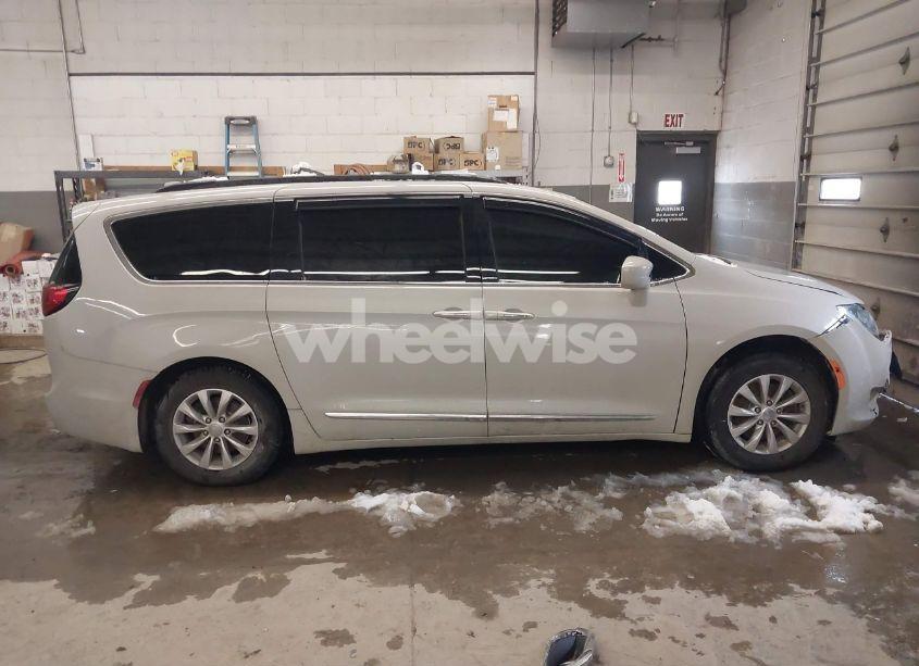 Photo 13 of 2017 Chrysler Pacifica TOURING-L (VIN 2C4RC1BG2HR613690)