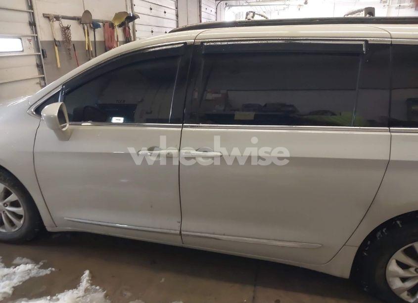 Photo 14 of 2017 Chrysler Pacifica TOURING-L (VIN 2C4RC1BG2HR613690)