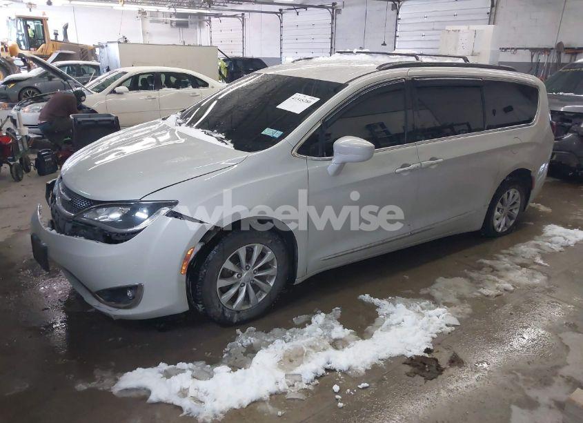 Photo 2 of 2017 Chrysler Pacifica TOURING-L (VIN 2C4RC1BG2HR613690)