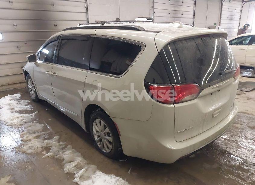 Photo 3 of 2017 Chrysler Pacifica TOURING-L (VIN 2C4RC1BG2HR613690)