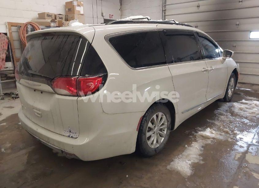 Photo 4 of 2017 Chrysler Pacifica TOURING-L (VIN 2C4RC1BG2HR613690)